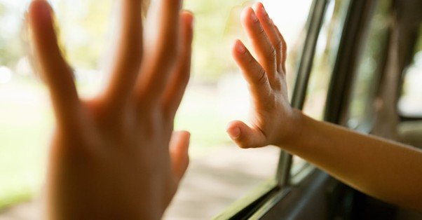 Tragedy for a 5-year-old trapped inside a car in intense heat; parents arrested