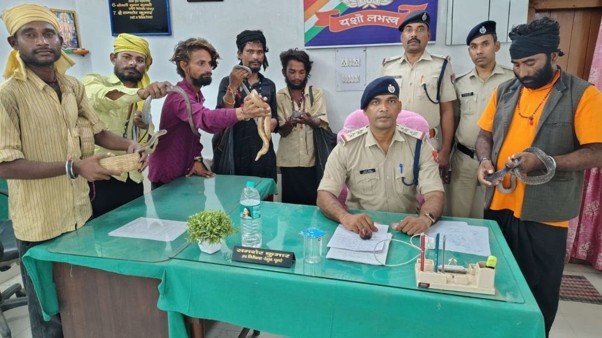 Six men with snakes caught asking money from passengers onboard Jansewa Express in Bihar
