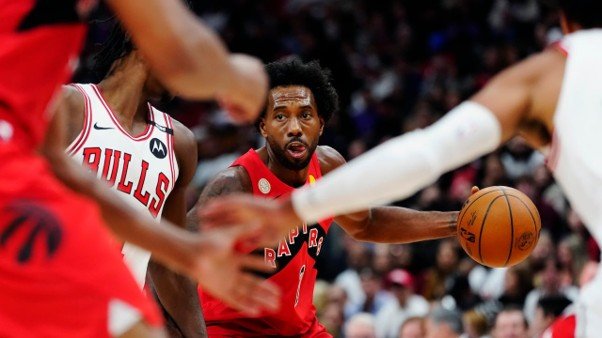 Kawhi Leonard helps Raptors rout Bulls 135-92 in Toronto's home opener