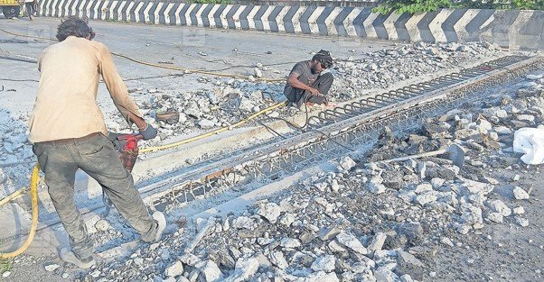 Emergency construction started on the Vadakkencherry flyover due to loss of strength; the Palakkad-Thrissur three-lane highway has been completely closed